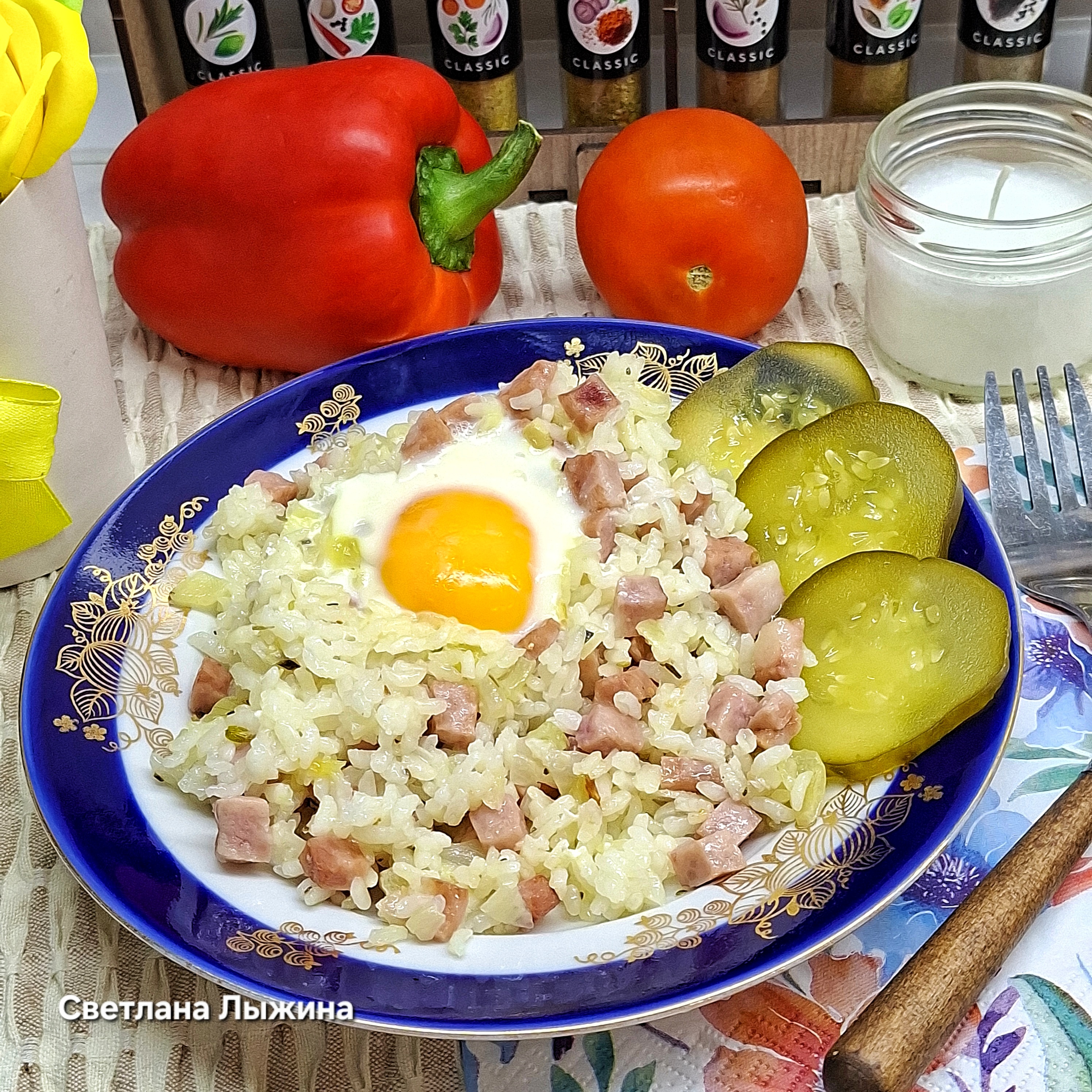 Рис с ветчиной и яйцом на сковороде