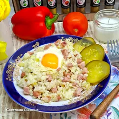 Рис с ветчиной и яйцом на сковороде