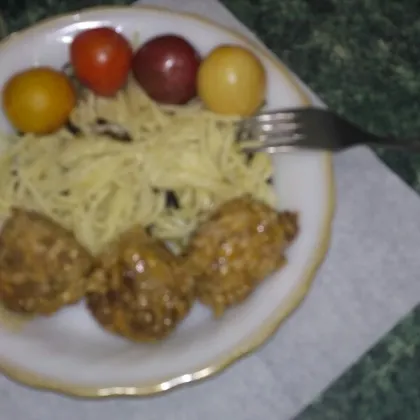 Спагетти с соленными огурцами, сыром и тефтелями