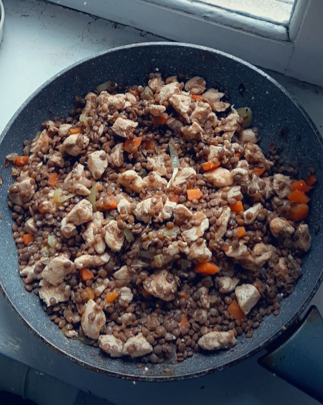 Курочка с овощами и чечевицей