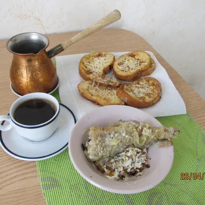 Гренки с сыром и минтай на луковой подушке на завтрак
