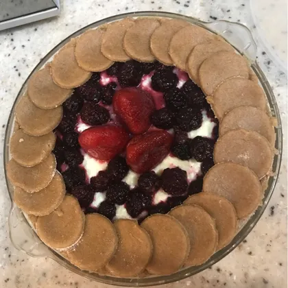 Песочный пирог с ягодами и творогом