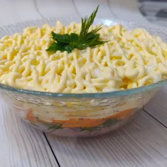 Салат с курицей, корейской моркови и яйцами 🥗