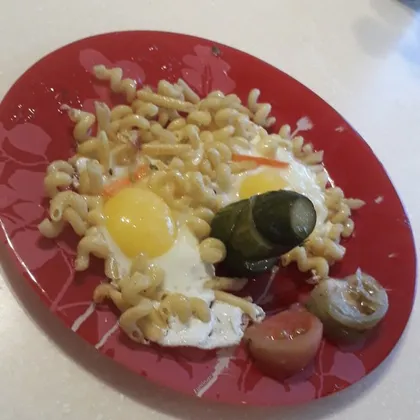 Весёлый завтрак-глазунья с макаронами