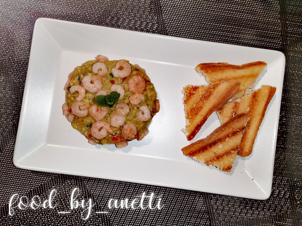 Гуакамоле с креветкой и гренками