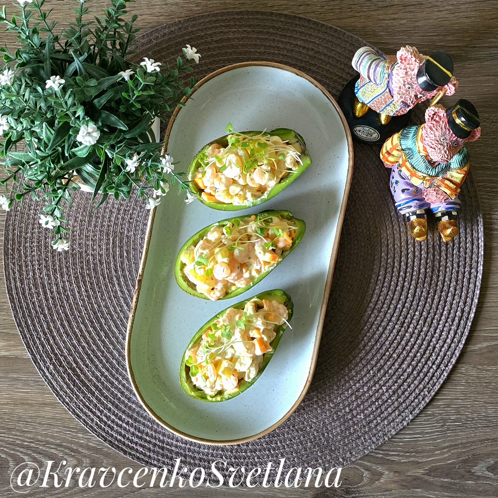 Авокадо с ананасом и креветками