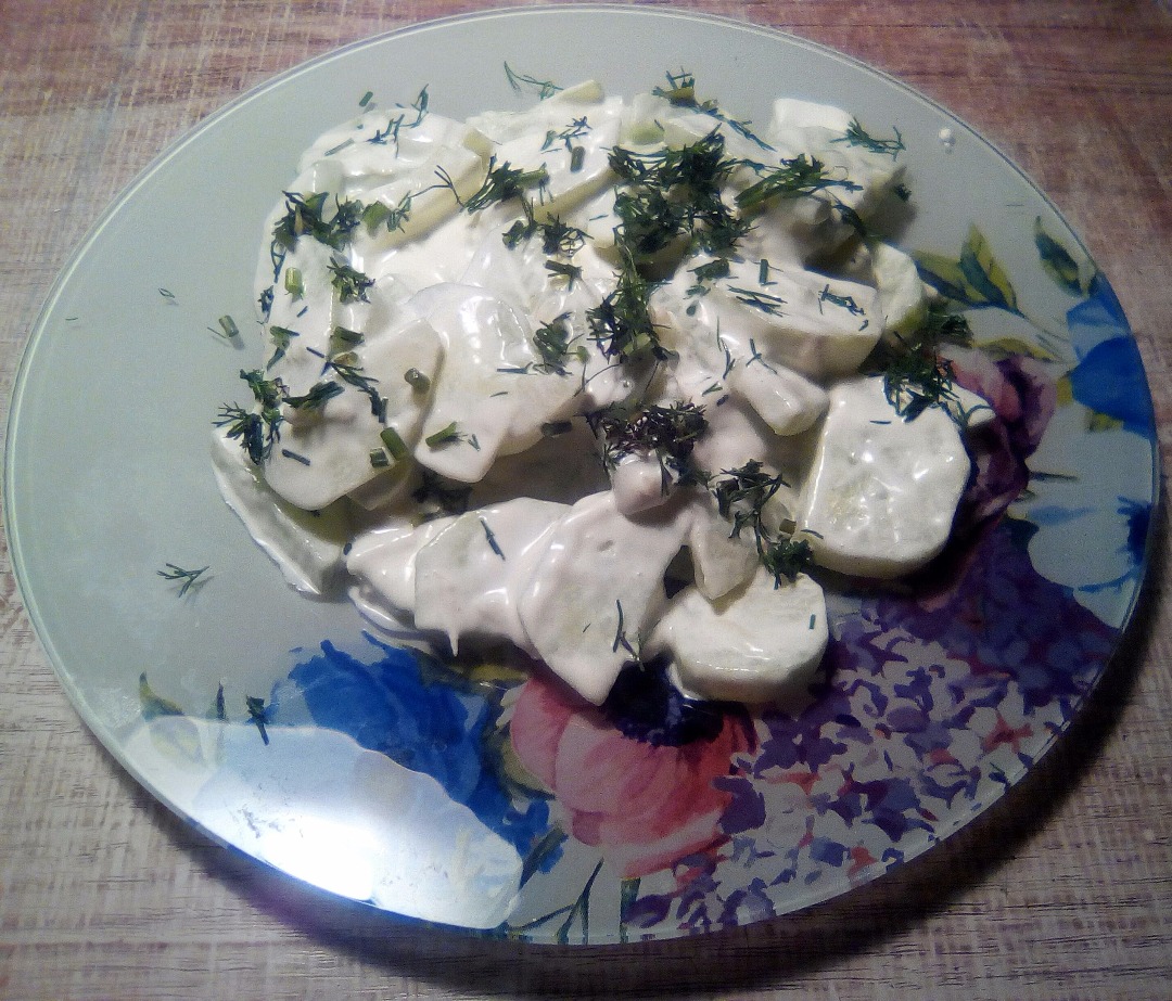 Лёгкий огуречный салат со сметаной