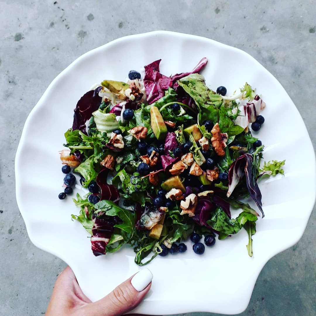 Лёгкий салатик 🥗 С грецкими орехами, черникой и авокадо 🥑 рецепт с фото  пошаговый от @elen.food - Овкусе.ру