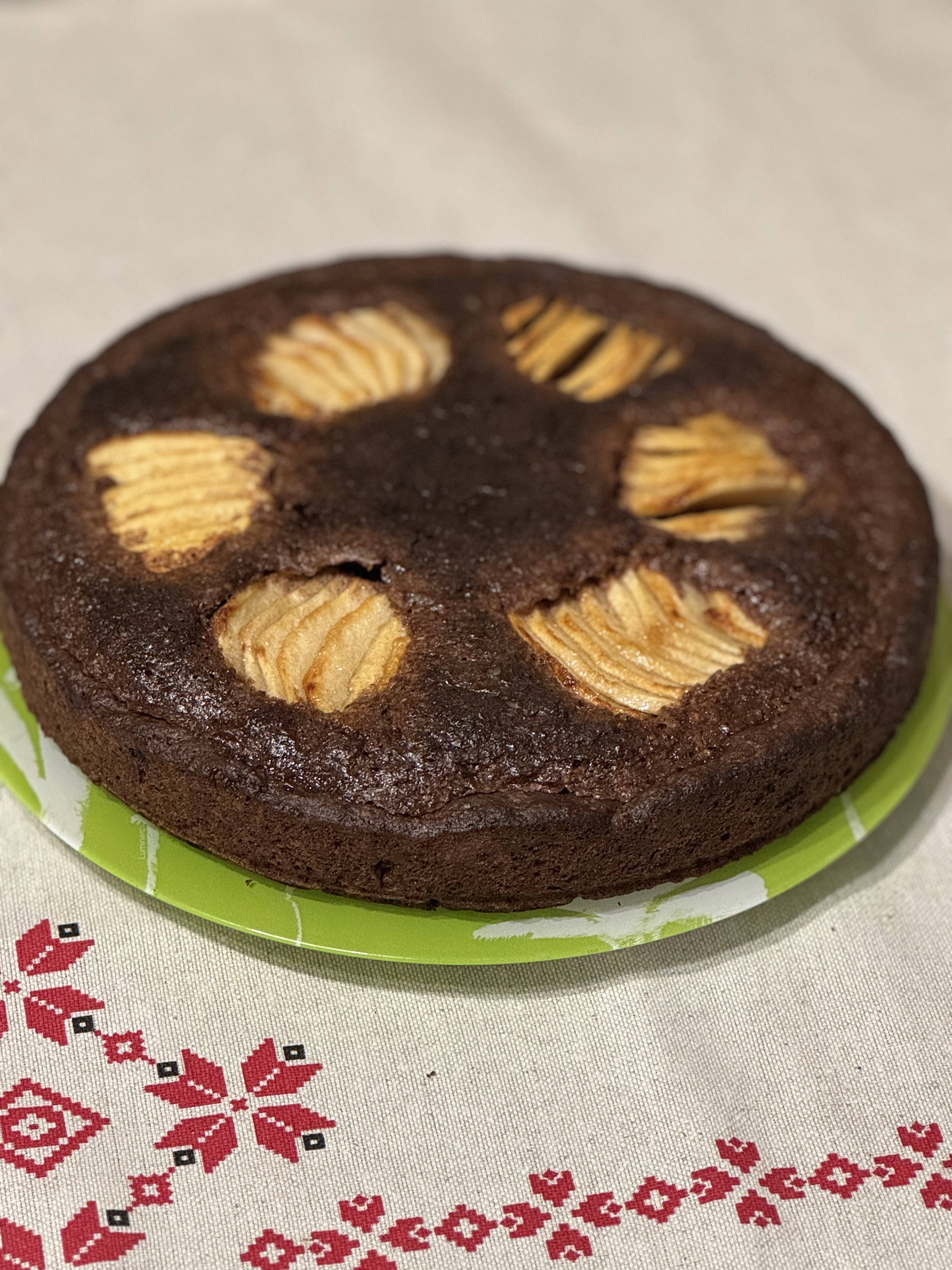 Шоколадный пирог с орехами и яблоком