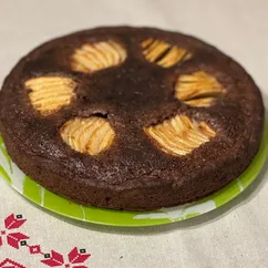 Шоколадный пирог с орехами и яблоком