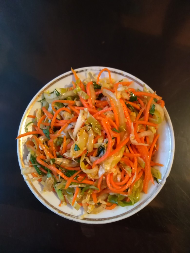 Маринованный салат с морковкой и капустой