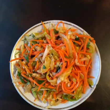 Маринованный салат с морковкой и капустой