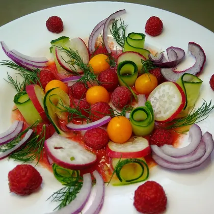 Овощной салат с малиной и физалисом  