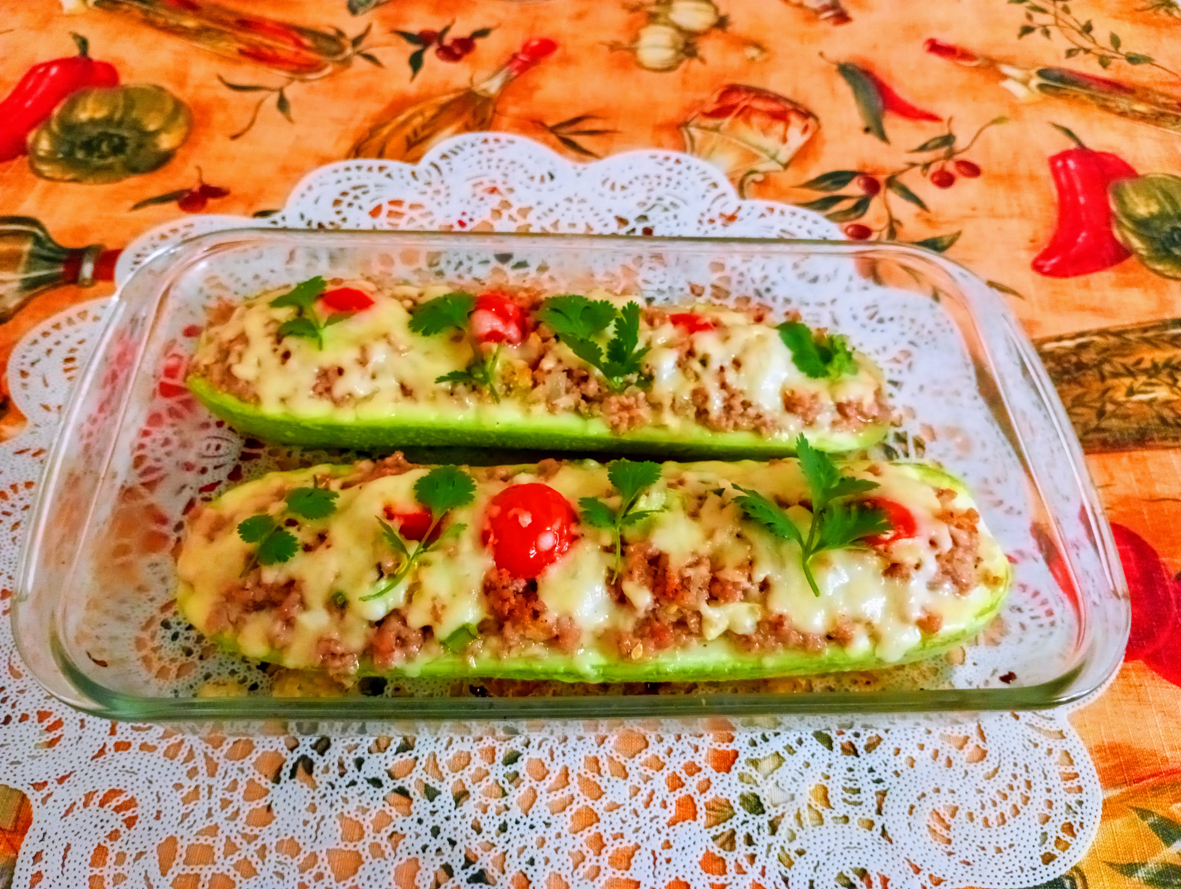 Фаршированные кабачки мясным фаршем и сыром запеченные в духовке