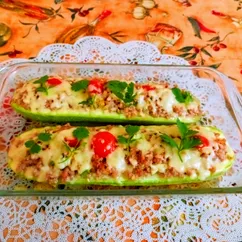 Фаршированные кабачки мясным фаршем и сыром запеченные в духовке