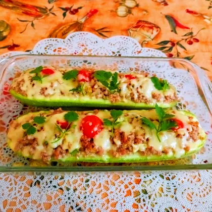 Фаршированные кабачки мясным фаршем и сыром запеченные в духовке