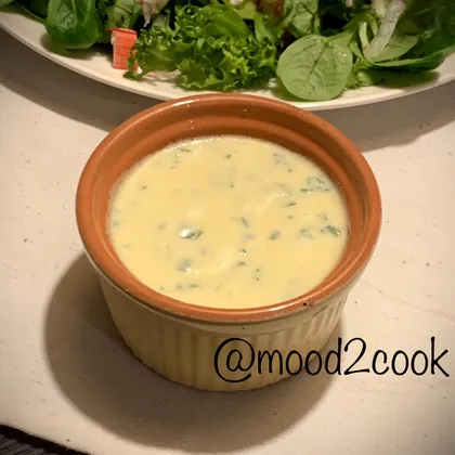 Йогуртовая заправка для салата с луком шниттом и горчицей