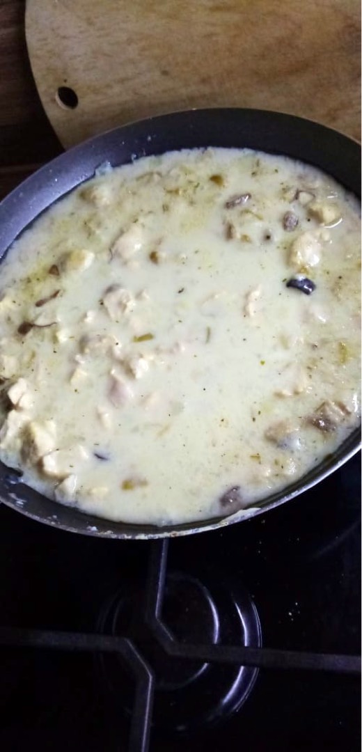 Курица с грибами в сметане