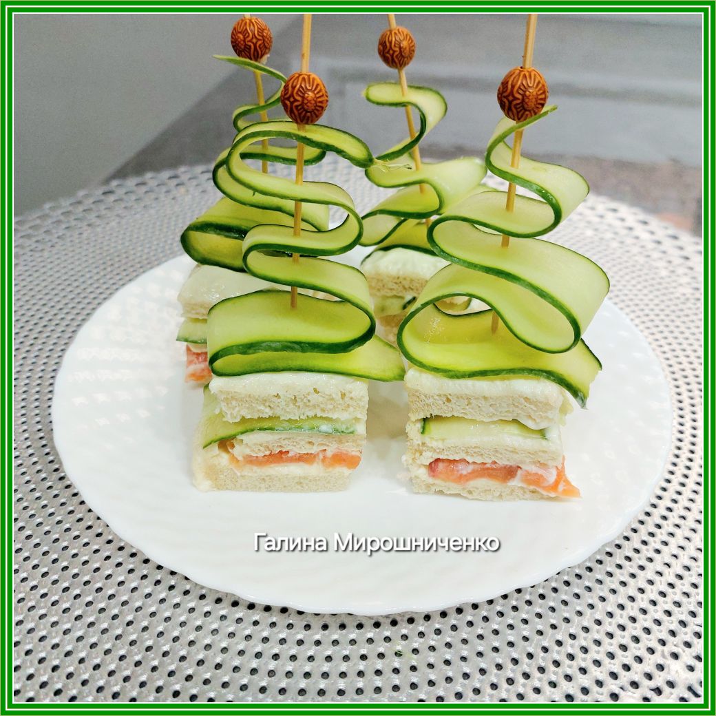 Канапе с форелью и огурцом