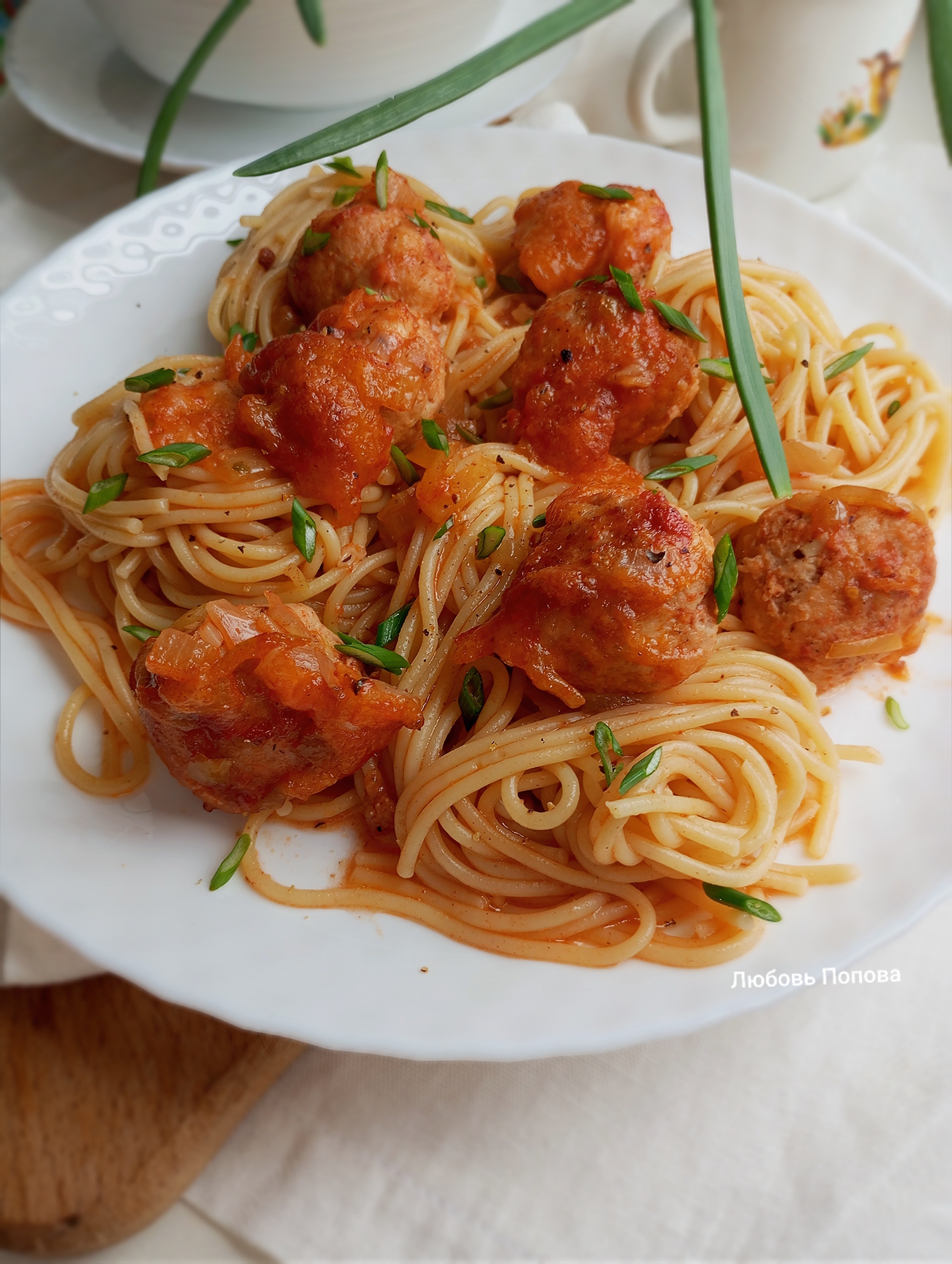 Фрикадельки в томатном соусе с моцареллой, запечённые в духовке 