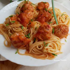 Фрикадельки в томатном соусе с моцареллой, запечённые в духовке 