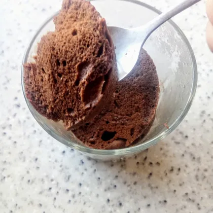 Пористый шоколадный кекс в кружке