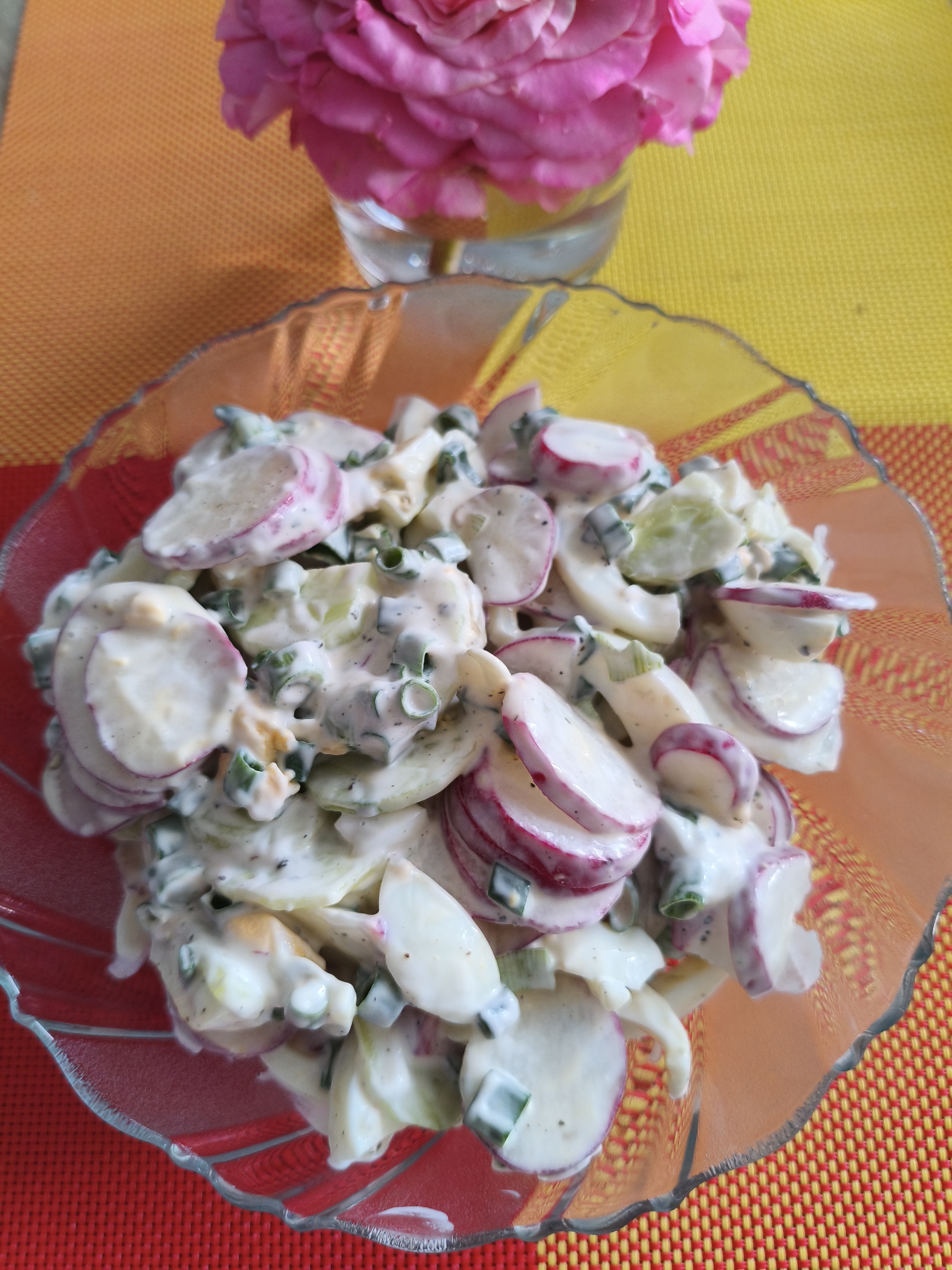 Салат с огурцом, редисом и зелёным луком