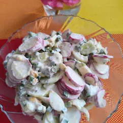 Салат с огурцом, редисом и зелёным луком 