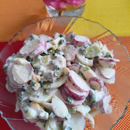 Салат с огурцом, редисом и зелёным луком