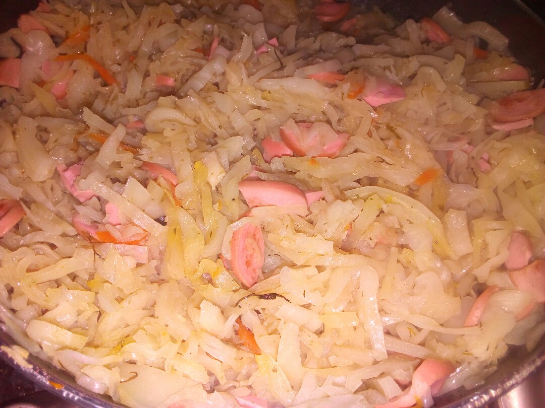 Тушёная капуста с картошкой и сосисками на сковороде