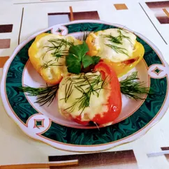 Половинки перцев фаршированные курицей и сыром в духовке