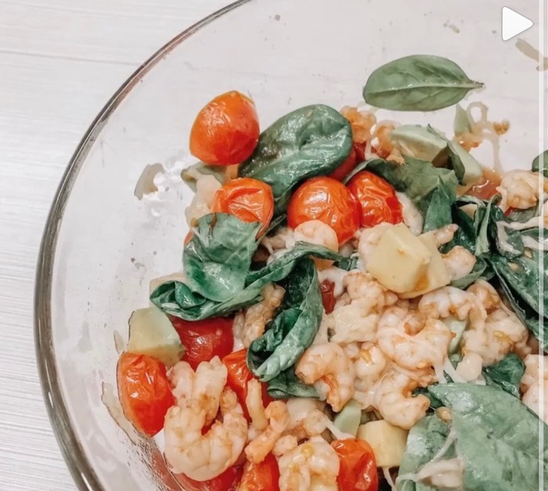 Тёплый салат с креветками и авокадо 🥑🦐