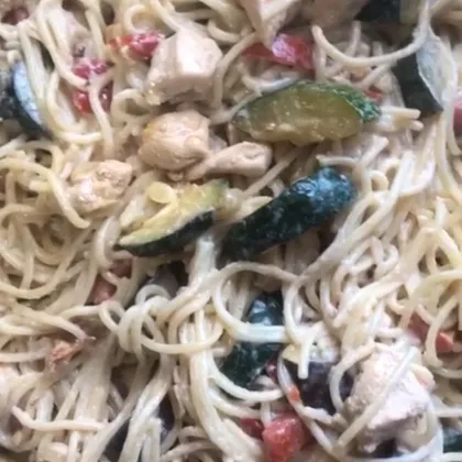 «Спагетти с курицей и овощами»