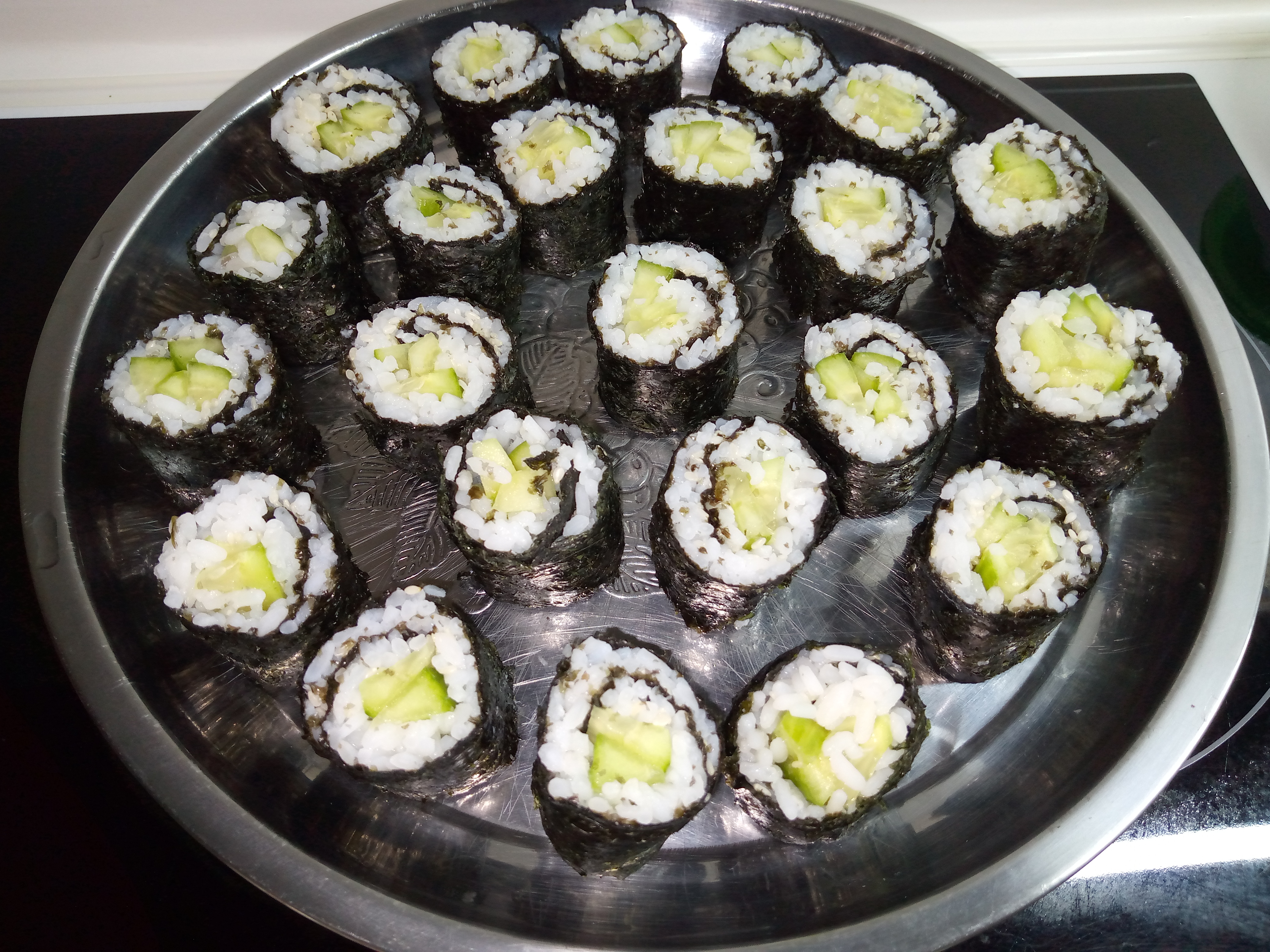 Суши вегетарианское с огурцом