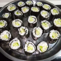 Суши вегетарианское с огурцом