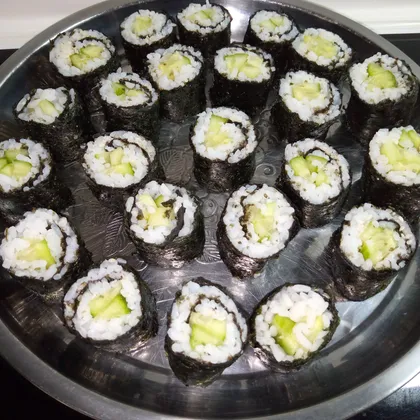 Суши вегетарианское с огурцом
