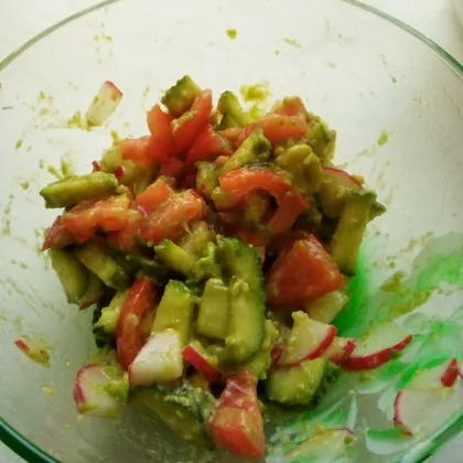 Салат с редисом и авокадо