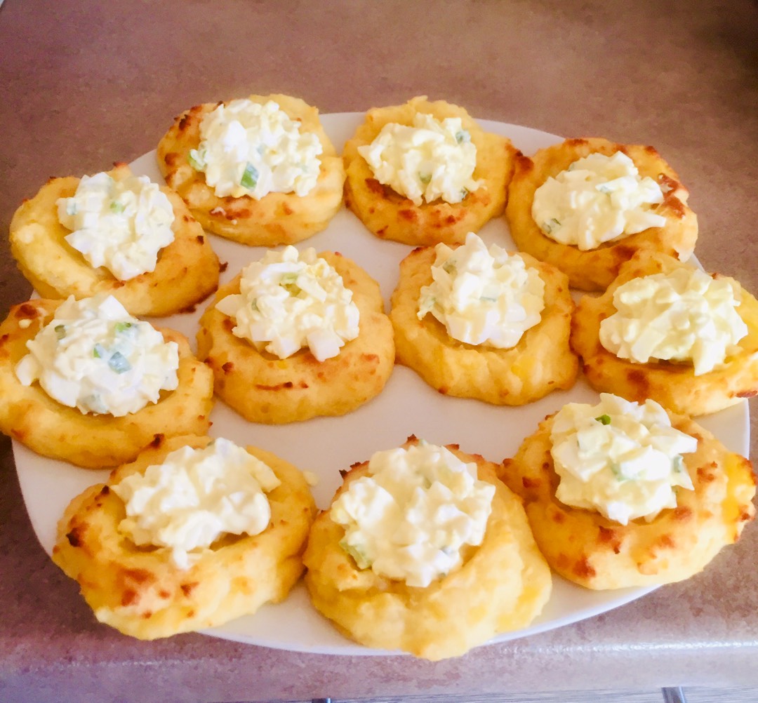 Картофельные гнёзда с яйцом и луком