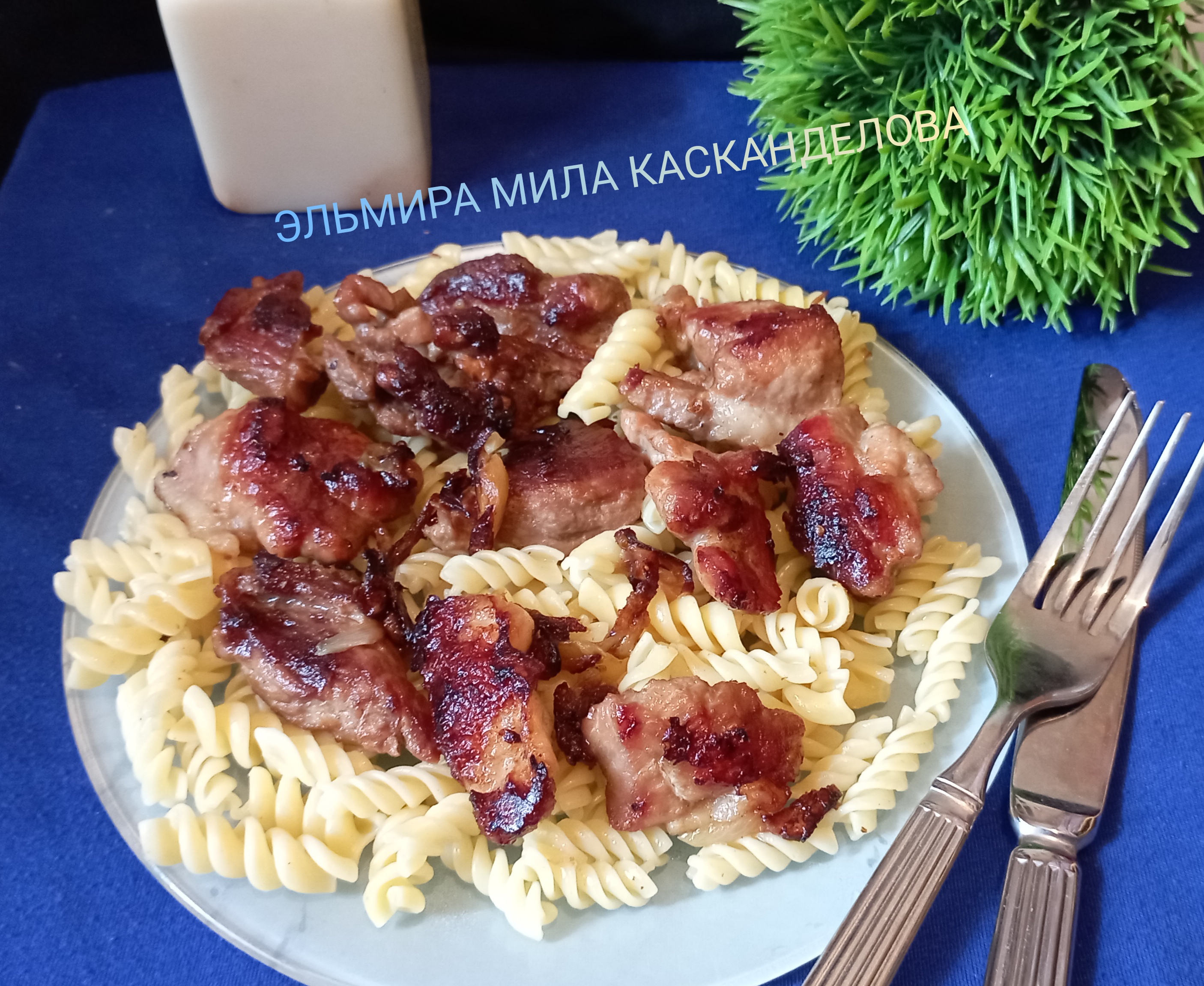 Жареная свинина на сковороде с луком 