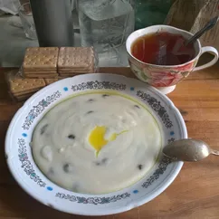 Манная каша с изюмом