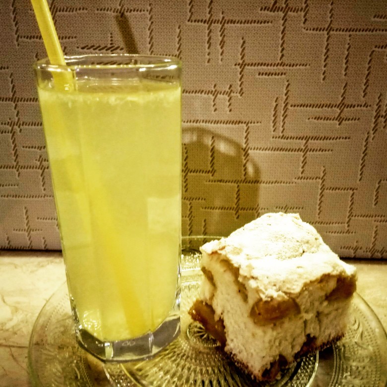 Бисквитный торт на лимонаде с творожно-сметанным кремом