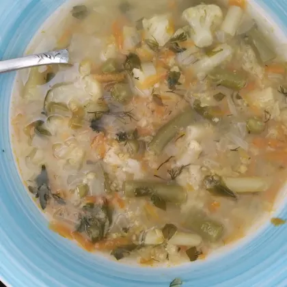 Суп из чечевицы, стручковой фасоли и цветной капусты (веганский)