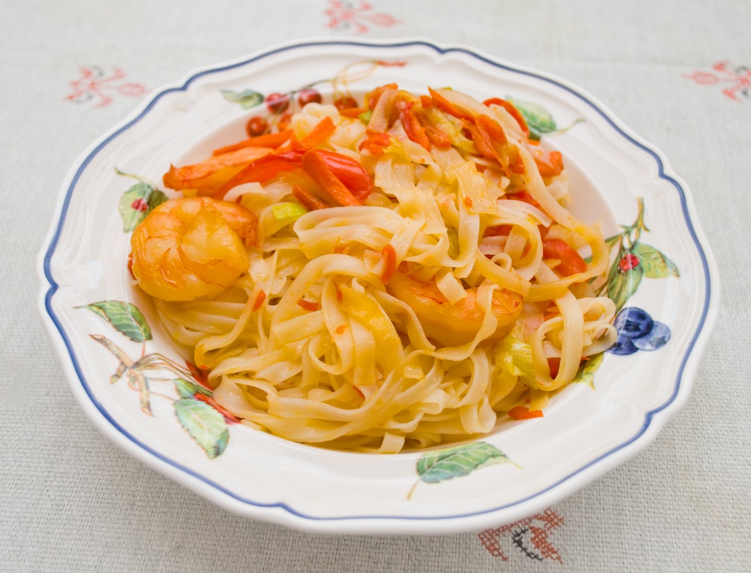 Рисовая лапша с овощами и креветками