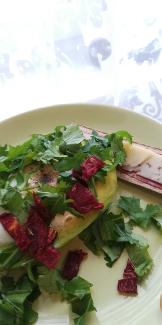 Яичница на авокадо