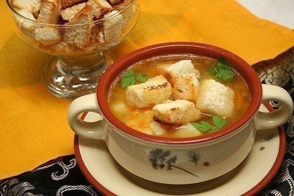 Гороховый суп с копченостями и гренками