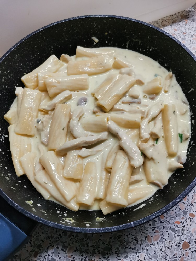 Макароны в сливочном соусе с курицей и грибами
