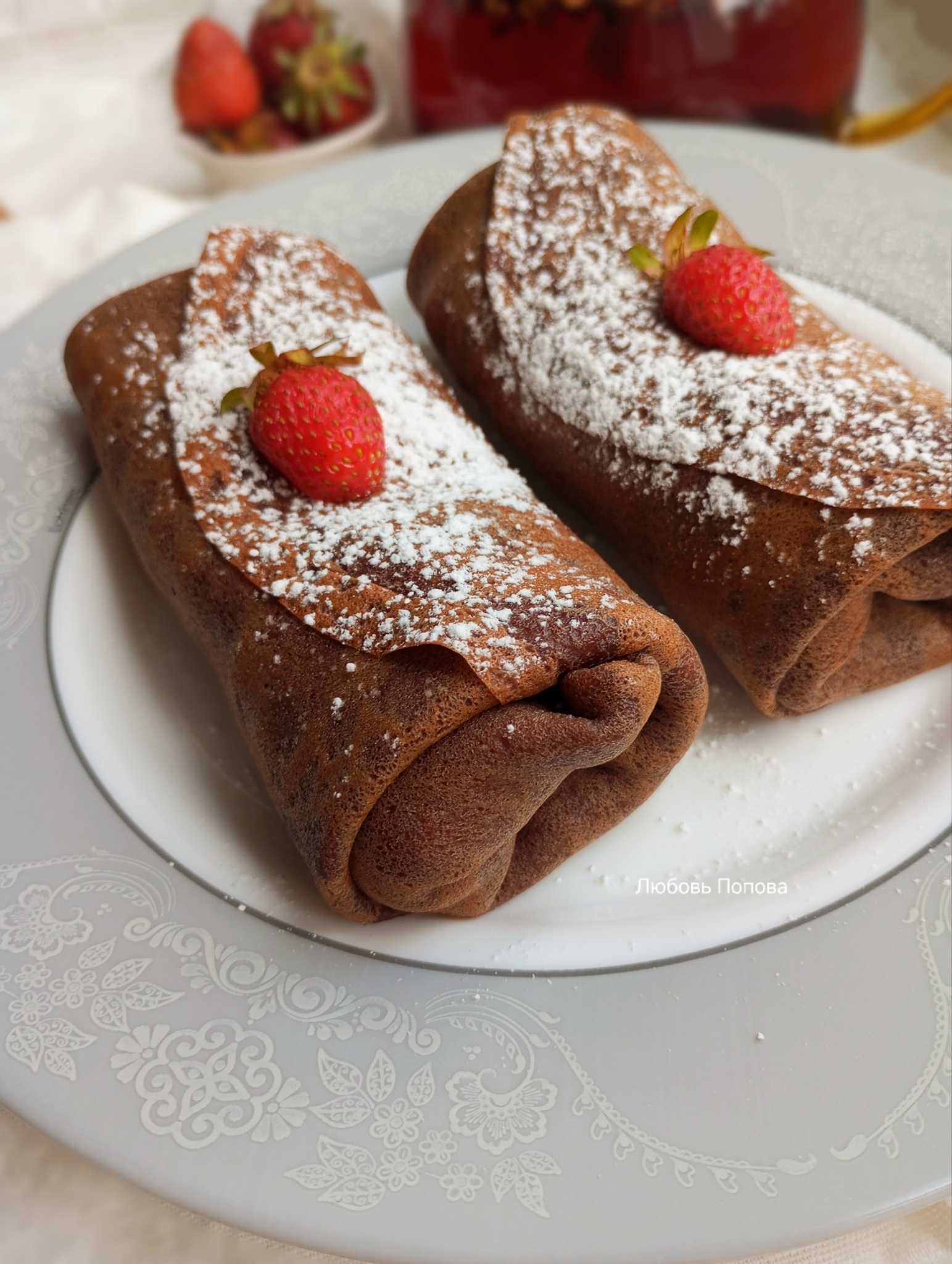 Блинчики с какао, маскарпоне и клубникой