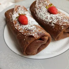 Блинчики с какао, маскарпоне и клубникой