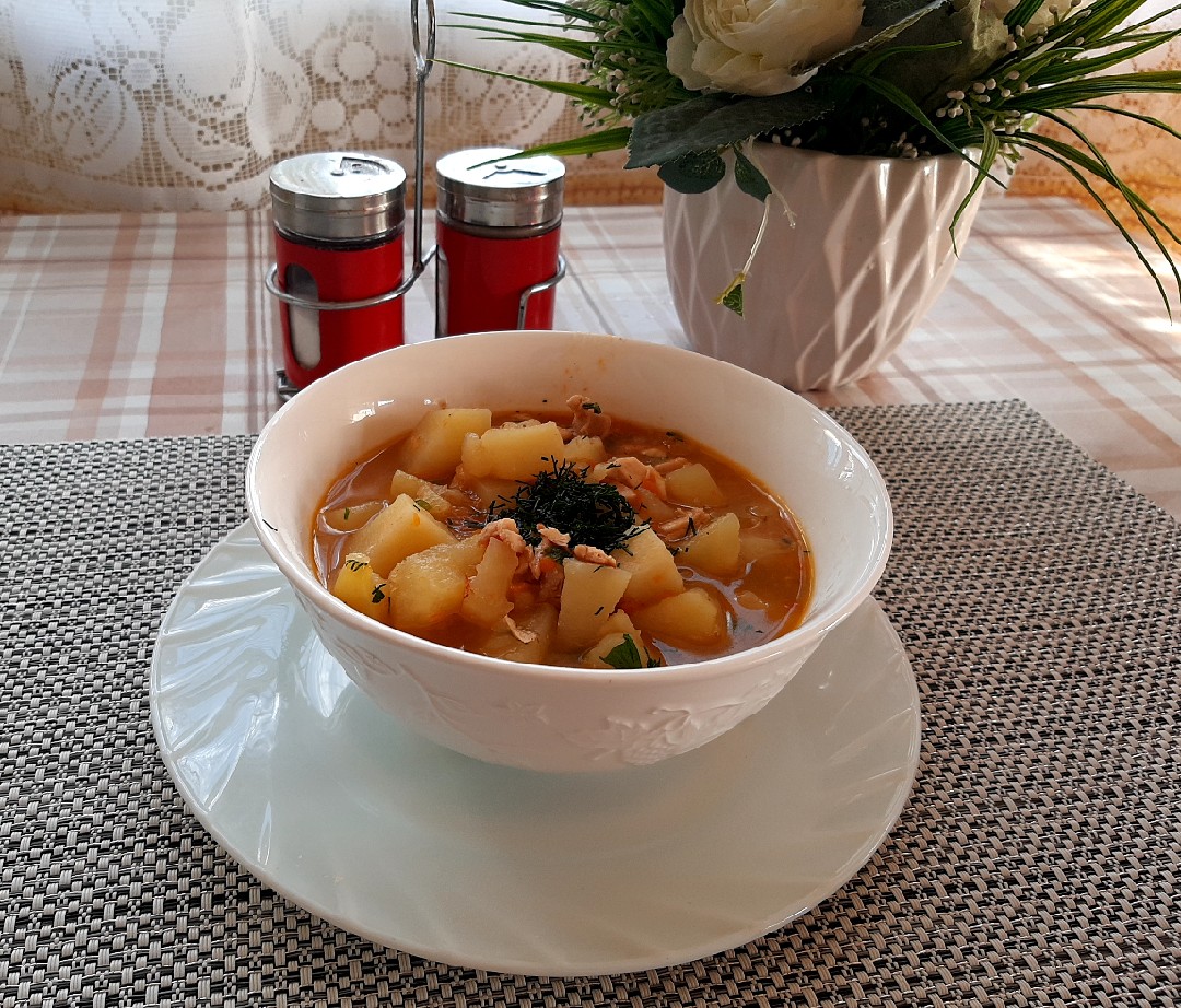 Картофель, тушёный с курицей в соусе