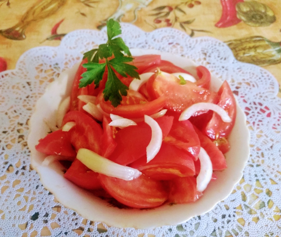 Салат из помидоров с  острым перцем и луком